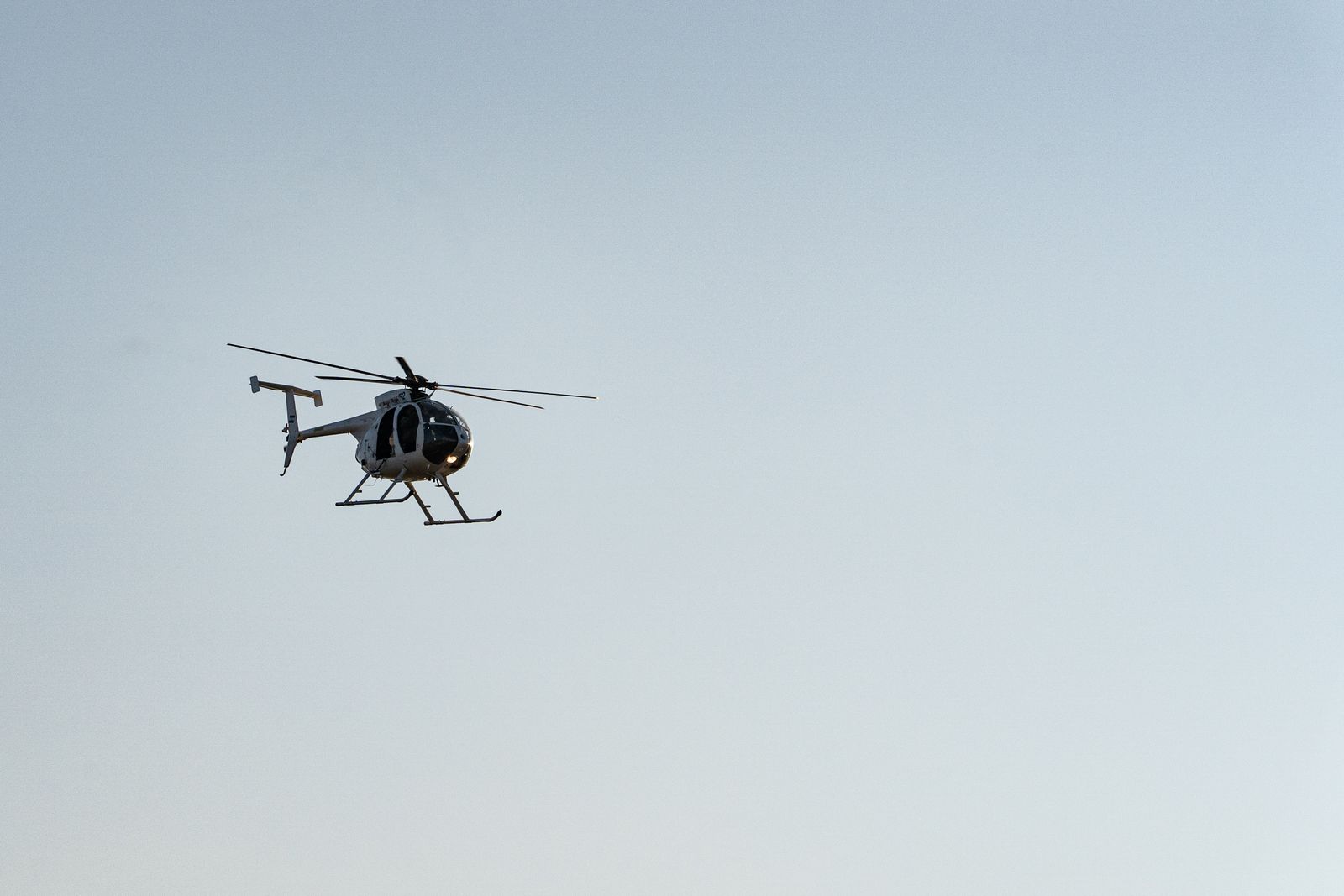 Helicóptero executivo em voo